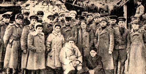 Артисты фронтовой бригады Маргосфилармонии среди бойцов и командиров одной из частей Советской Армии
